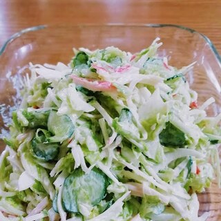 セロリと新玉入りの野菜たっぷりカニカマのサラダ